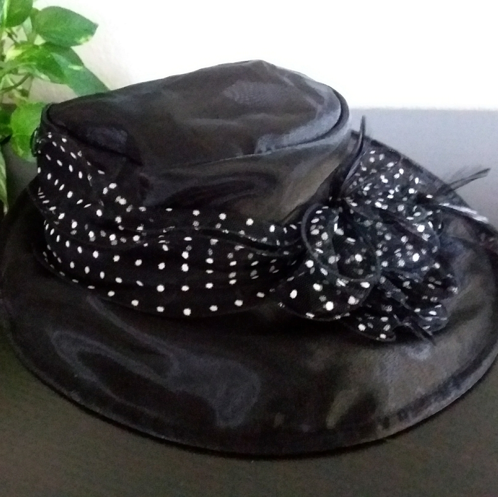 Ladies Giovannio NWT Black & White Hat